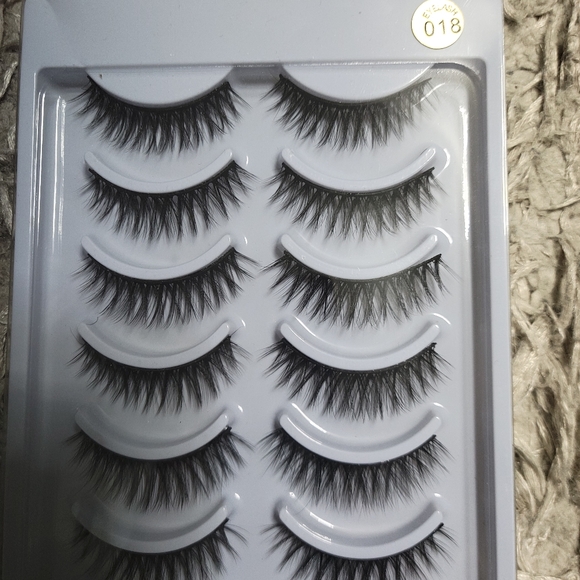 False eyelashes - Picture 3 of 8